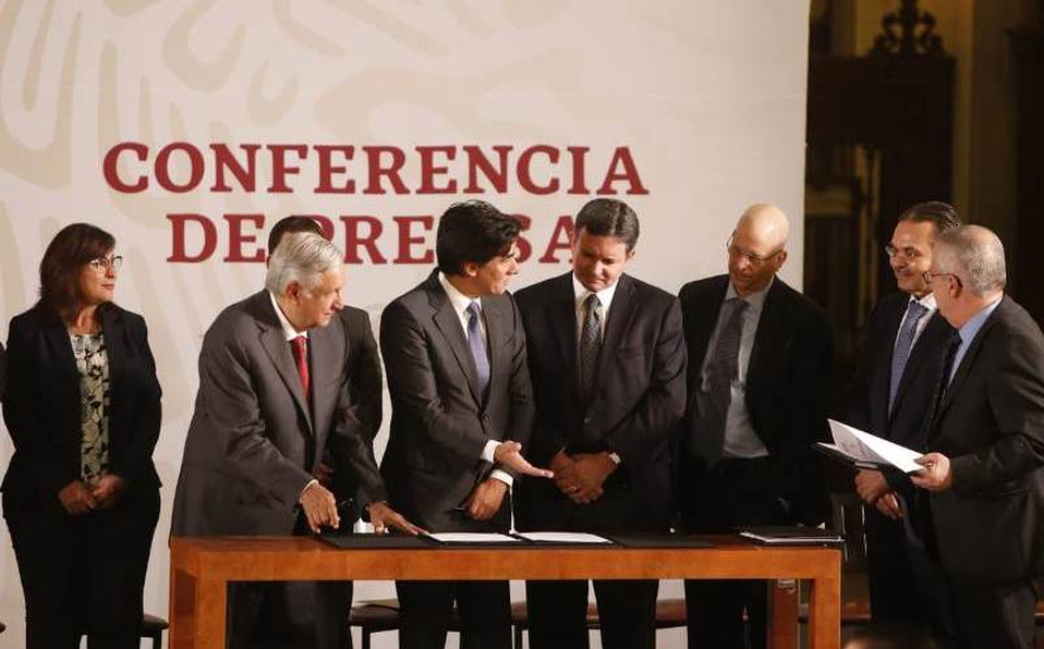 AMLO firma acuerdos con tres bancos para impulsar finanzas de Pemex