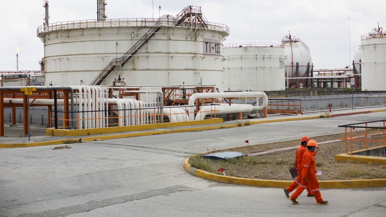 Las seis refinerías de Pemex ya operan al 50 por ciento de su capacidad, informó el Presidente de México, en su conferencia matutina.