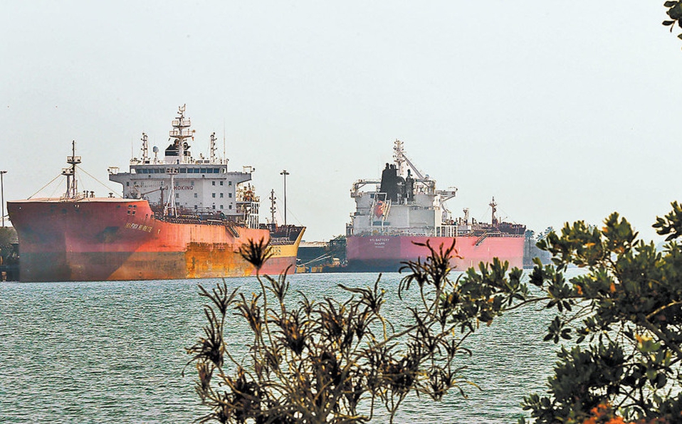 Buques con gasolina saturan puertos mexicanos