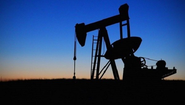 Petróleo sube 10% por mejor panorama sobre demanda de combustible