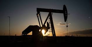 Petróleo sube por caída de inventarios en Estados Unidos